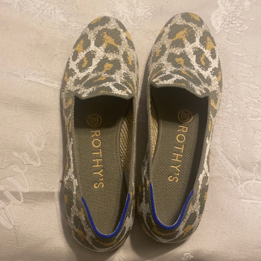 This is a loafer in size 6 1/2 and two small for me 😞 VGUC